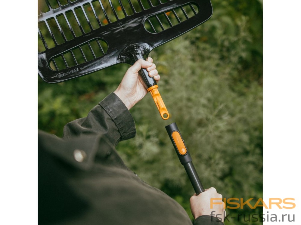 Грабли-лопата для листьев FISKARS OneClick