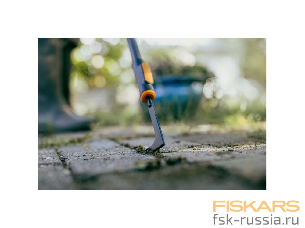 Тяпка для уборки травы с дорожек FISKARS OneClick
