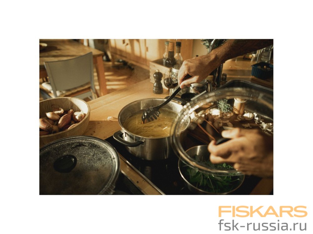 Кастрюля Fiskars Functional Form стальная 5 л с крышкой
