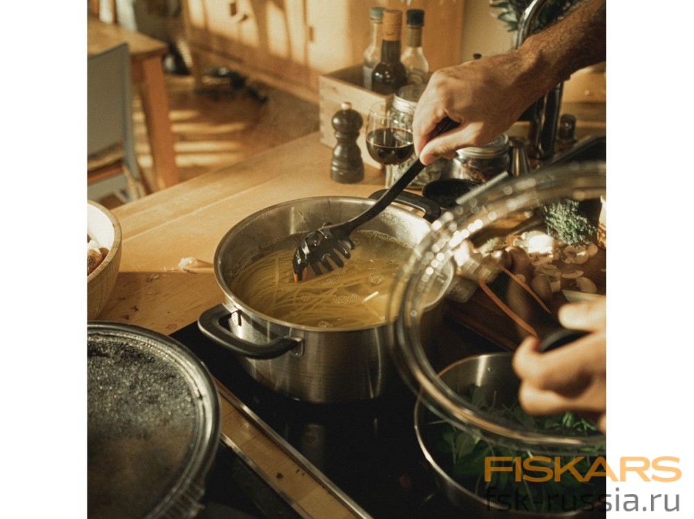 Кастрюля Fiskars Functional Form стальная 5 л с крышкой