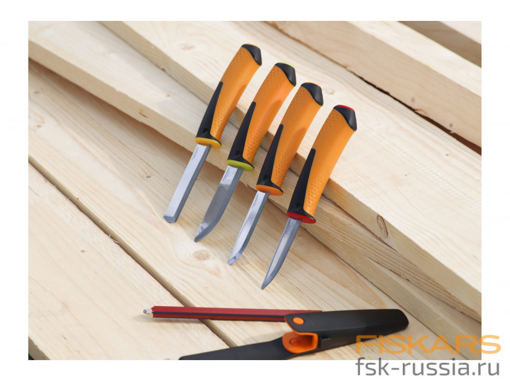 Нож строительный со встроенной точилкой Fiskars